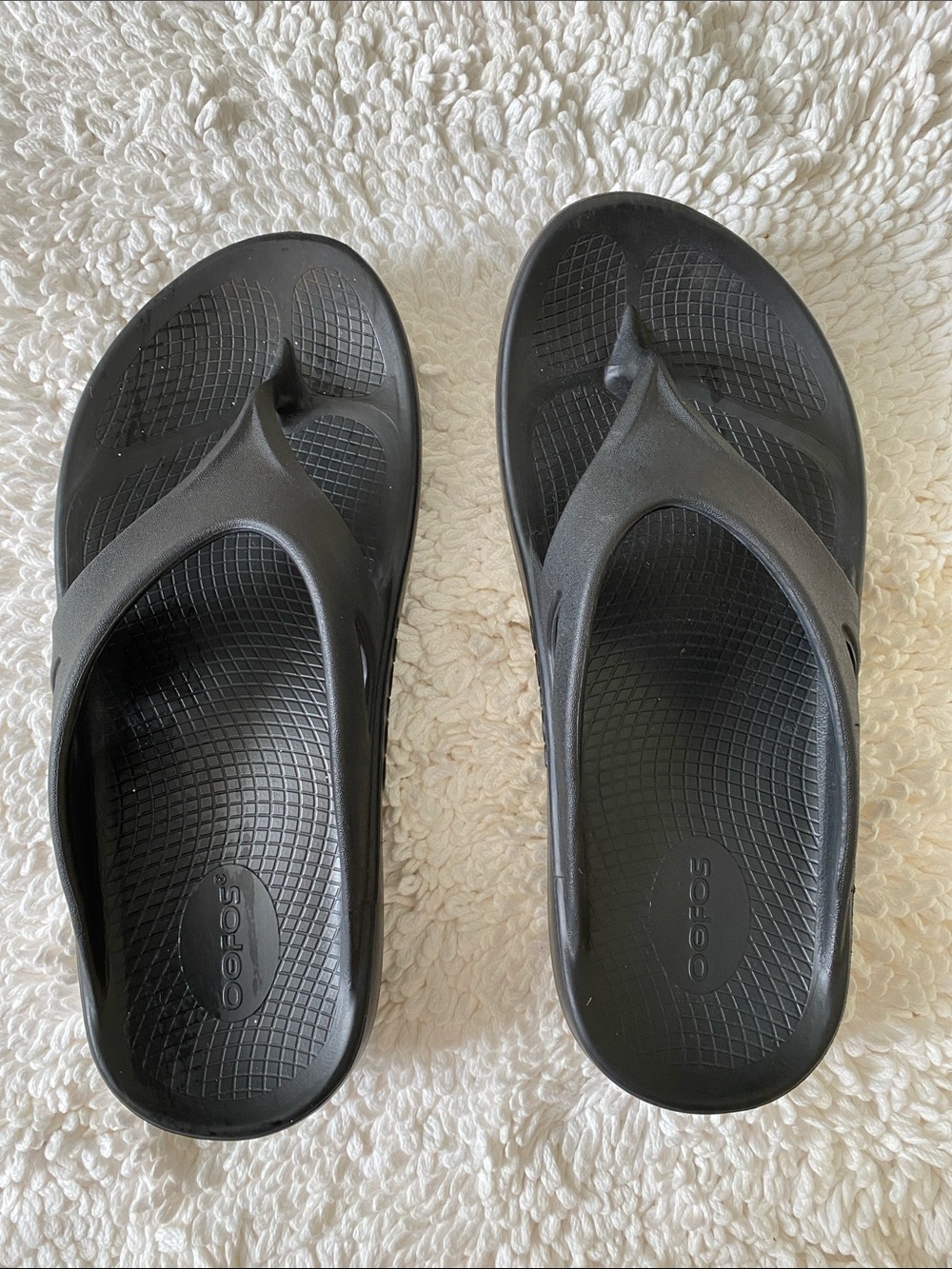 OOFOS Black Recovery Thong Sandals